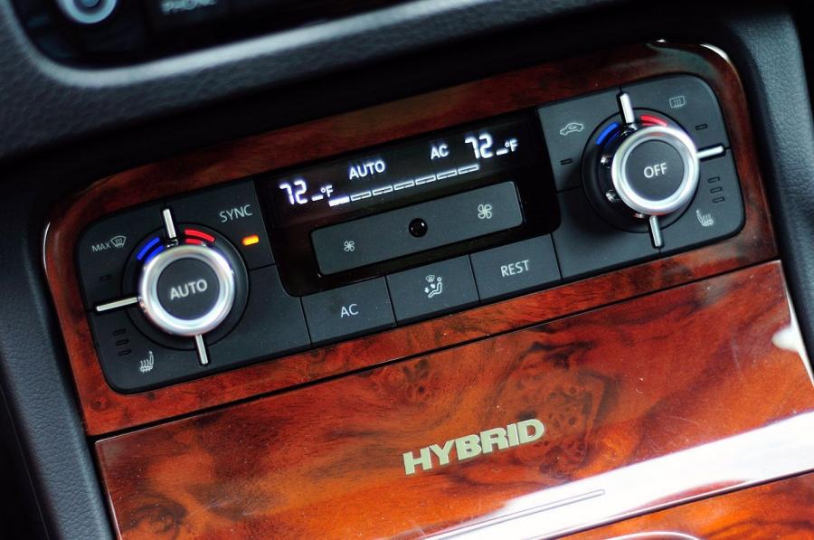  Volkswagen Touareg Hybrid 2012 года  (фото 16 из 42)